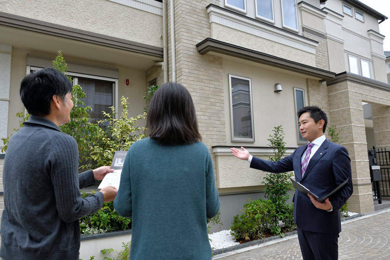 物件の現地案内では、担当者が丁寧に説明