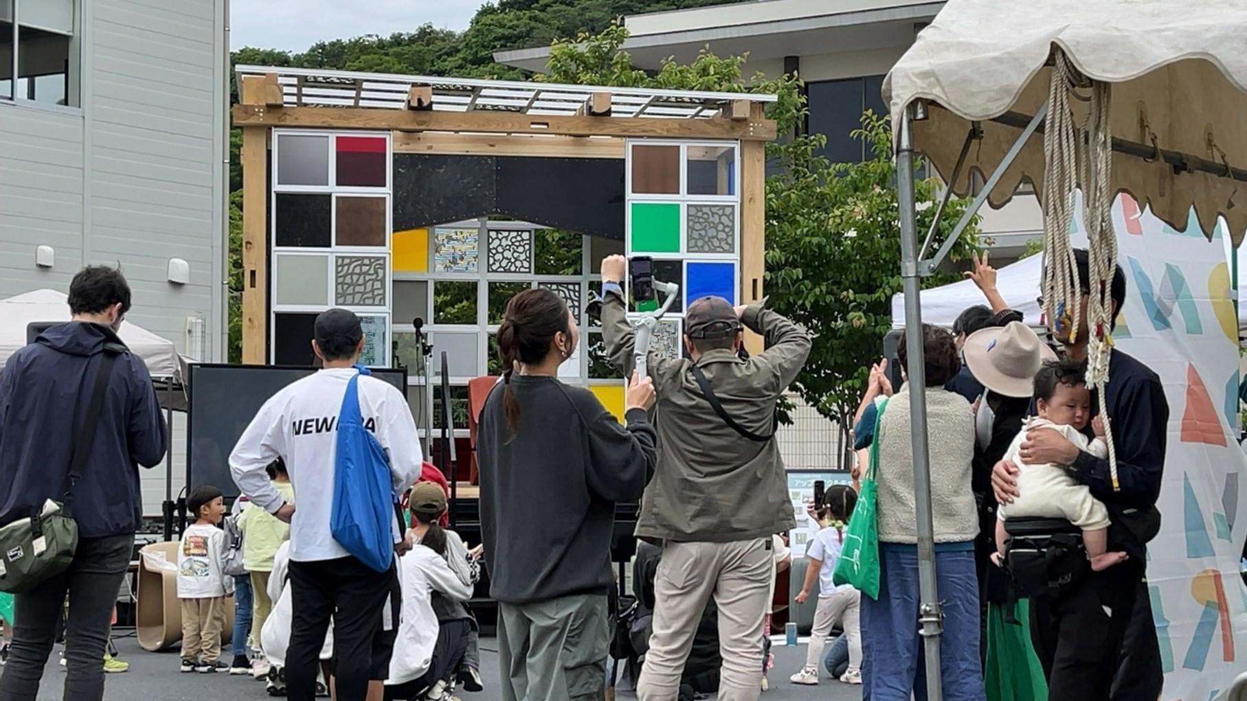 アップサイクルキャビンが市民に囲まれ、にぎわっている様子