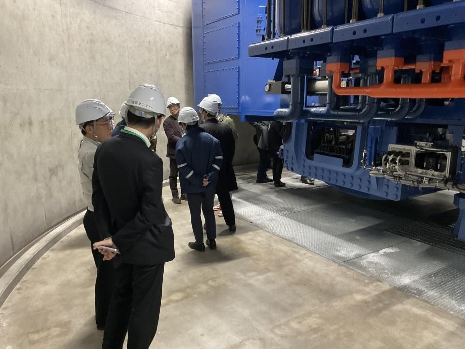 遠心力載荷装置見学会の様子