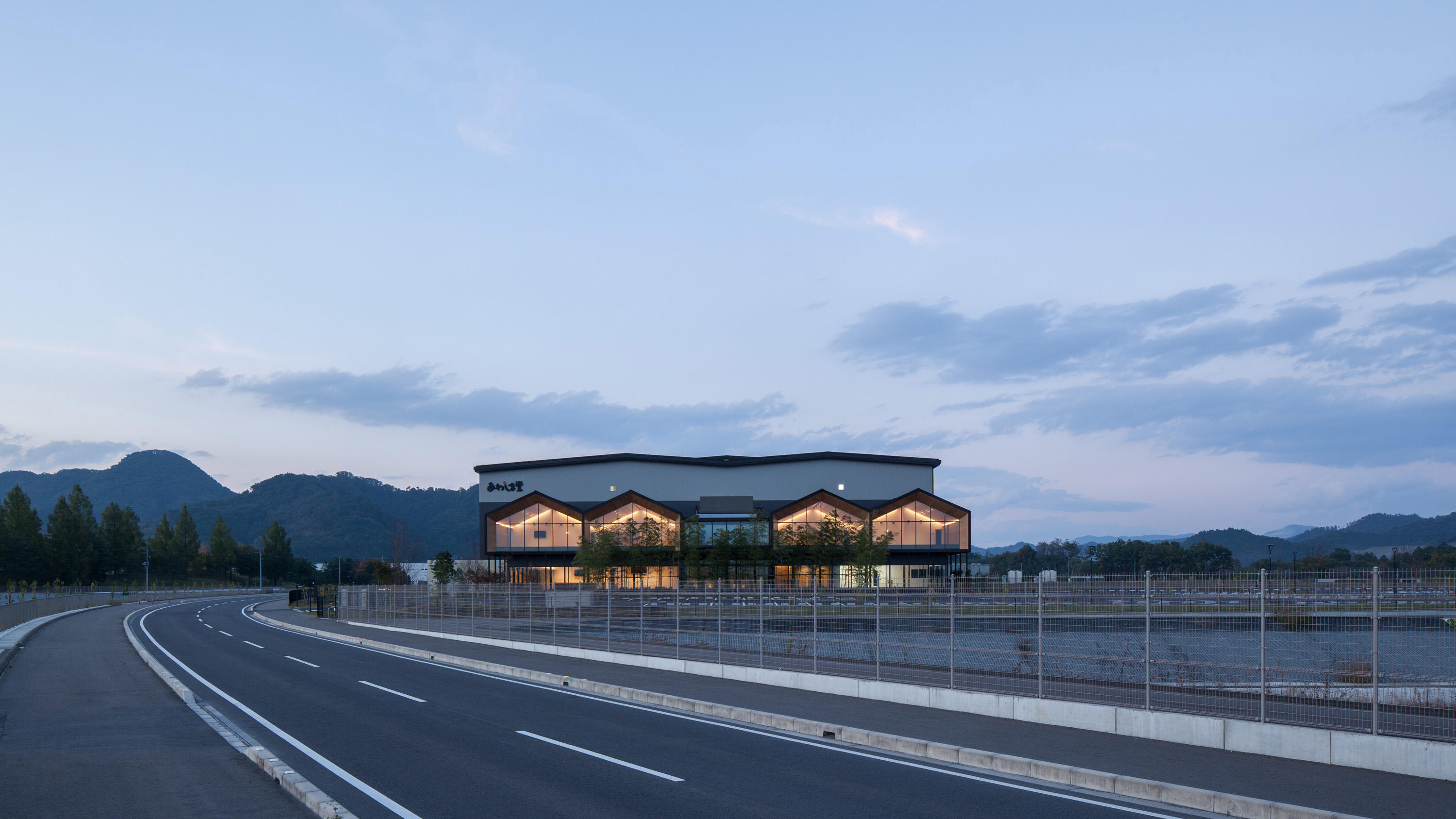 山並景観に呼応する建築フォルム