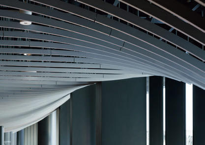 2階コンコースのルーバー天井