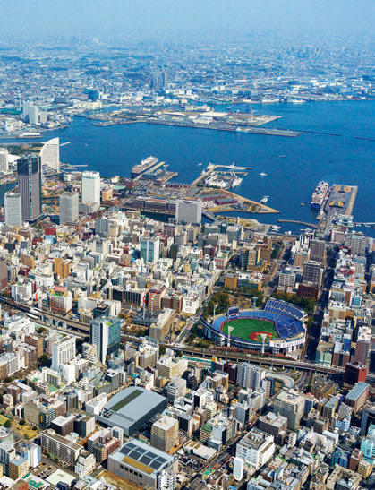 横浜BUNTAIは横浜三塔、横浜スタジアムから延びる賑わいと歴史の軸線上に位置する