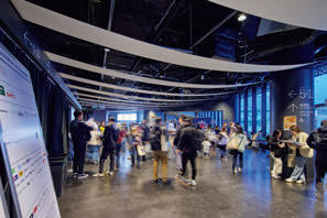 2階エントランスロビーでは出航する船を見送るリボンをイメージした幕天井としている