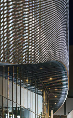 80mmφの孔が穿たれた外装材のアップ