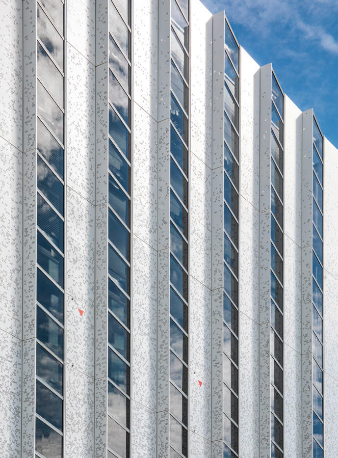 外装パネルのランダムな孔は、抗体がデザインモチーフ