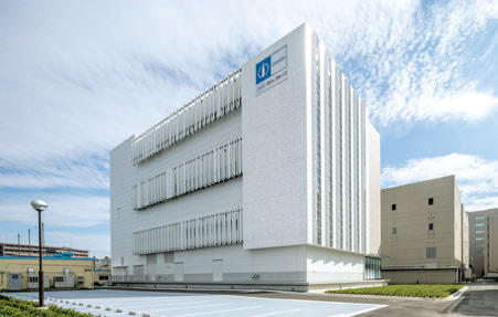 北・西面の外壁はダブルスキンとし、内側には将来的な設備更新を容易にするメカニカルバルコニーを設置