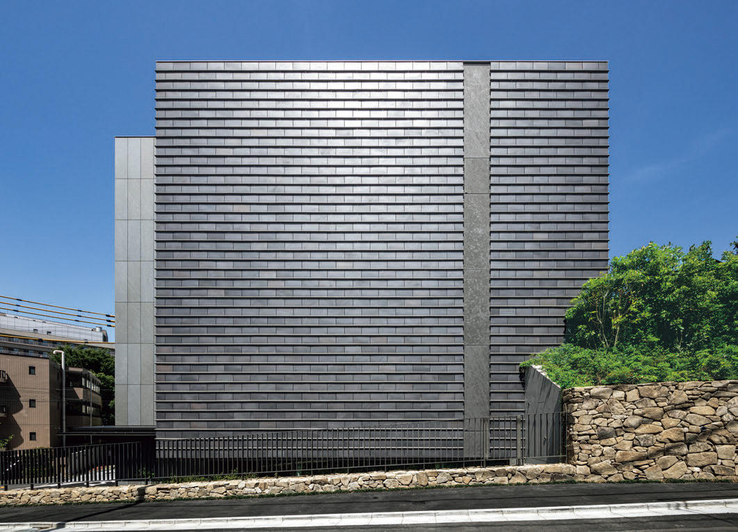 「やきもの」で覆い、茶道美術館を象徴する外観とした新館