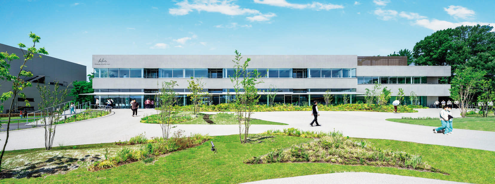 緩やかな勾配で社員食堂へと導く、水害対策を兼ねたアプローチ空間