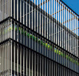 豊かな都市空間を形成する繊細な千本格子のルーバー