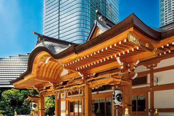 RC造ながら木の化粧材により本格的な伝統建築と違たがわない内外観を実現