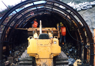トンネル工法（このトンネルの上に柱脚を作ります。）