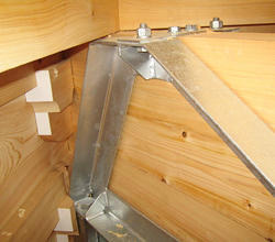 鋼材を初重の屋根部分の四隅に、木を傷つけないよう軸組にはさんで固定。タイロッドのジョイント部材の役割を果たします
