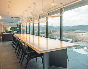 外周部の片持ちスラブが自由な縁側空間を創出