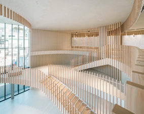 木立のようなエントランスホール