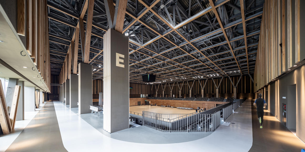 メインアリーナ２階外周はランニングコースになっている