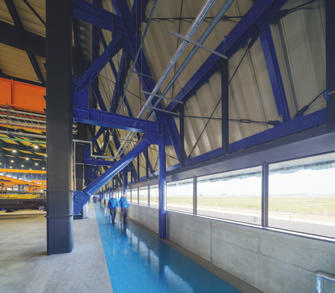 工場棟の水平力を負担する組立柱の下部空間を安全通路として利用