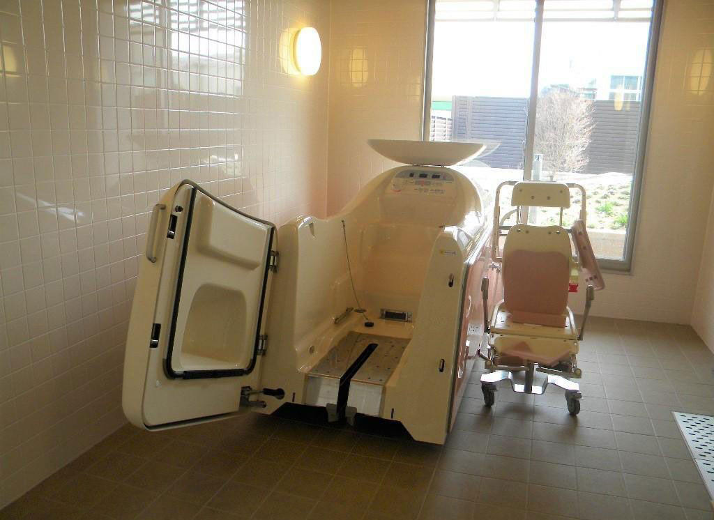 機械浴室　高度な機械浴槽を完備。介護度の高い方でも気持ち良くご入浴いただけます