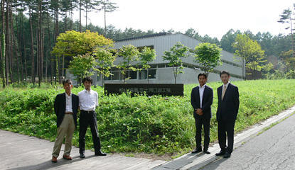 松山社長と一緒に（左から 森内、田口、松山社長、熊谷）
