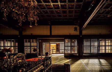 堂内から境内、ホテルエントランスを見る