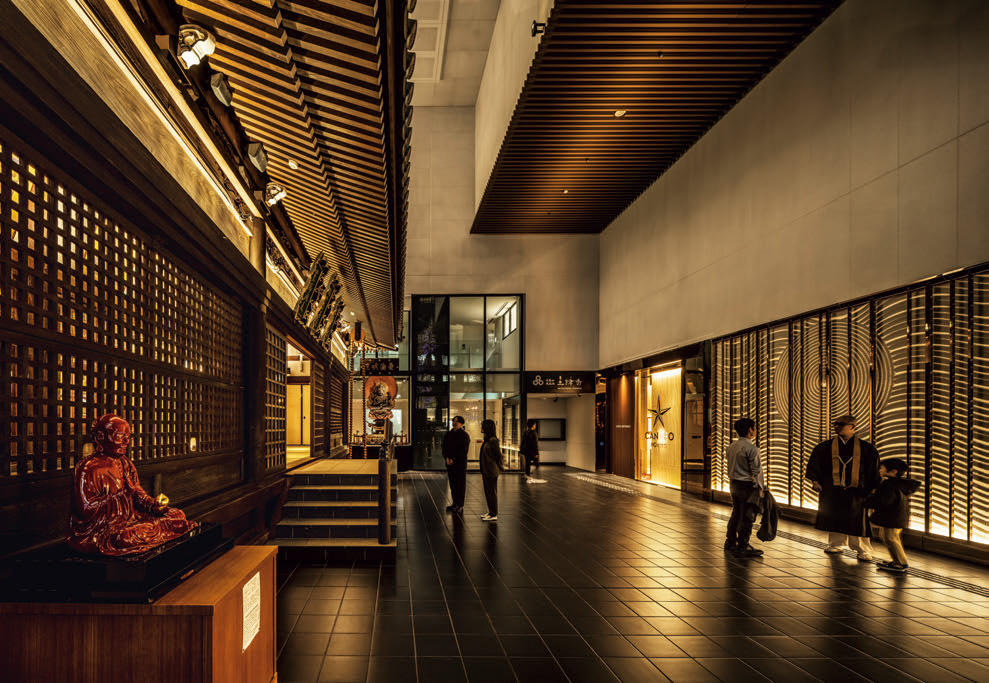 ホテルのアプローチを兼ねる境内夕景