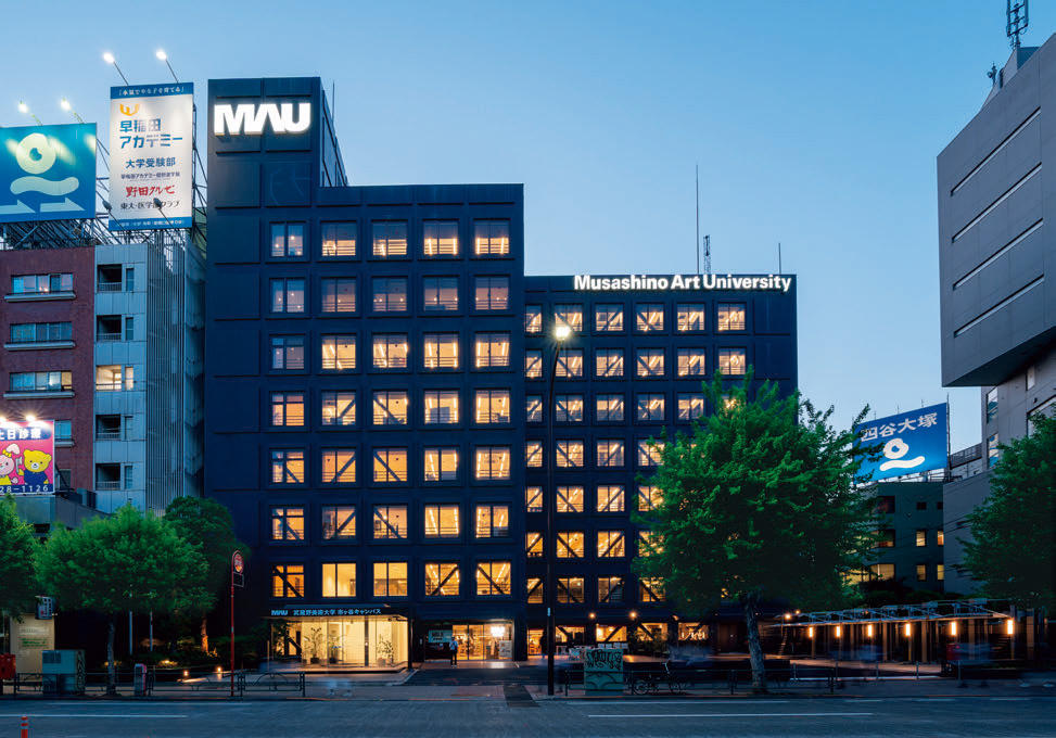 外濠に面したファサード夜景