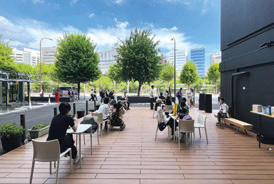 新設したテラスより外濠側を見る