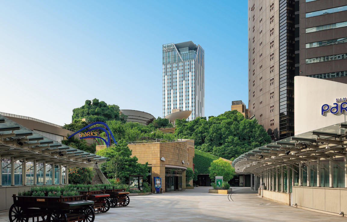 「なんばパークス」の屋上公園越しに見る