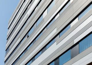 水平デザインとした高層部