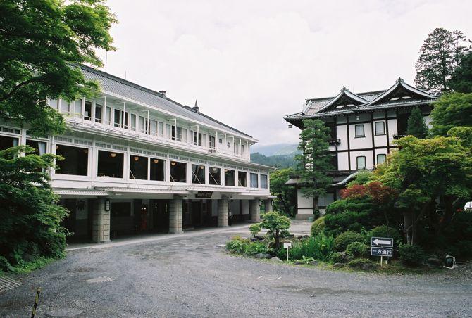 左側が本館 右側が別館 本館は当初2階建てで、前面にテラスと車寄せがありました。1935年地下を掘り下げて3階に増築され、今日の姿に至っています。