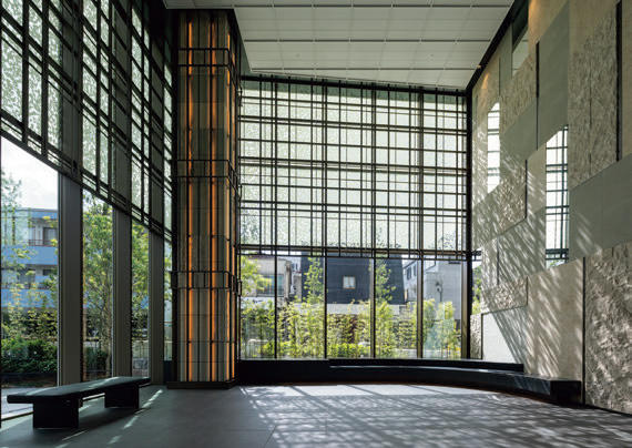 2層吹抜けのエントランスホール