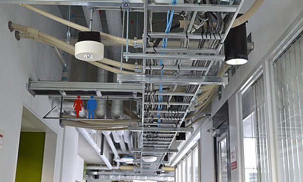 廊下や研究室の一部は天井を張らずに、天井裏の設備配管や、柱、梁など建築と設備の構成を可視化