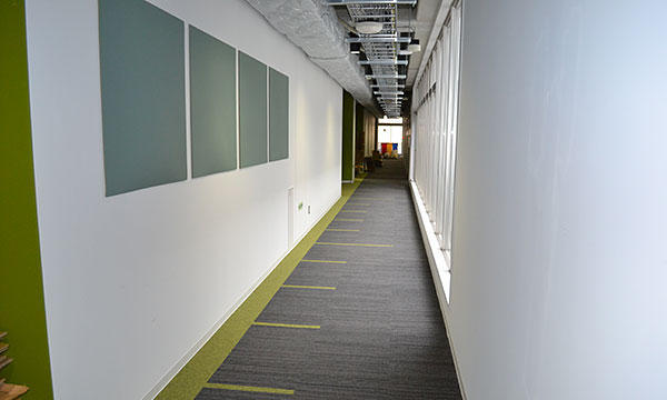 1メートルや5メートルなどの「距離感」が感覚として身につくよう、廊下には定規の目盛りのようなデザインを採用