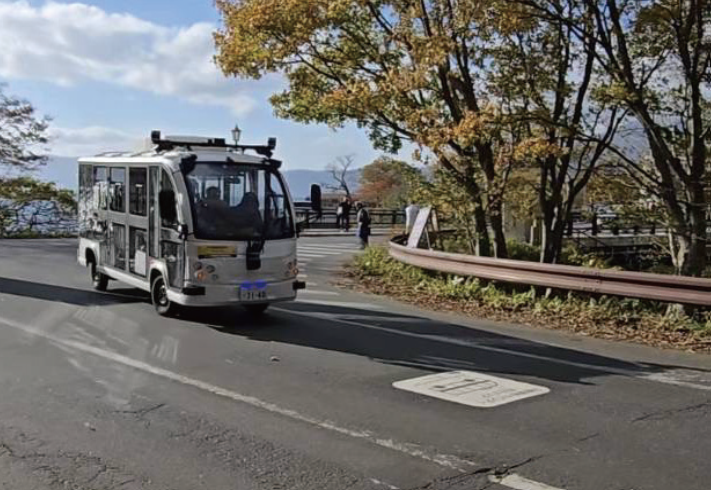観光客の車道への流入防止のための看板・路面サインの企画