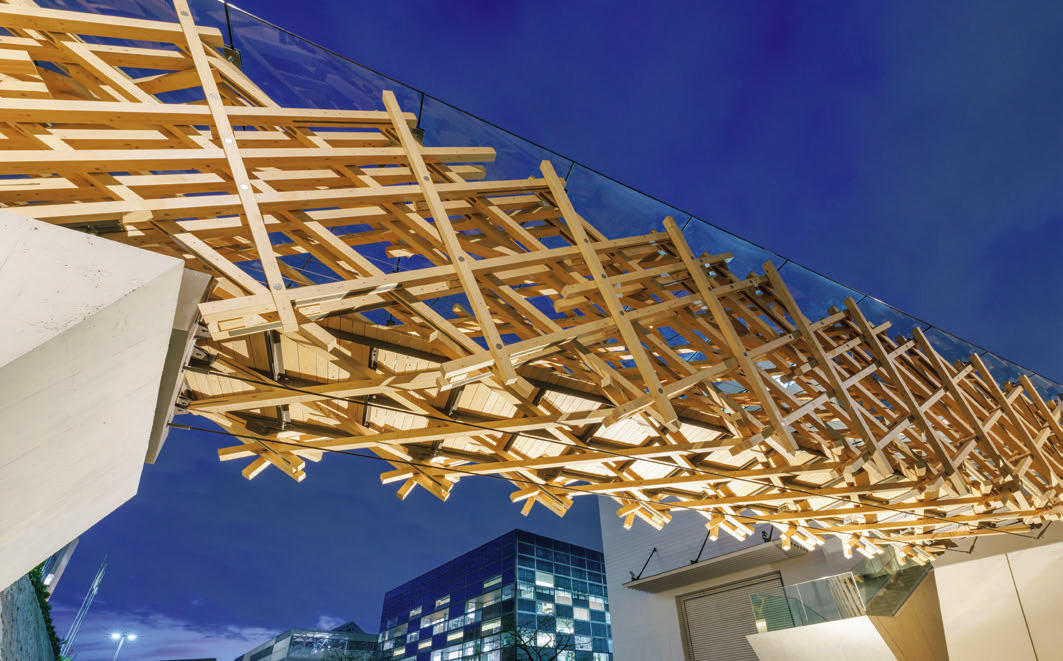 螺旋組みした小径木材の部材密着度を高め、ロングスパンを可能とするプレストレス架構