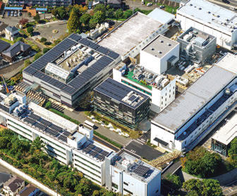 TAC.T BRIDGEは、技術センター内の各棟を結ぶ周回動線の一部を担う