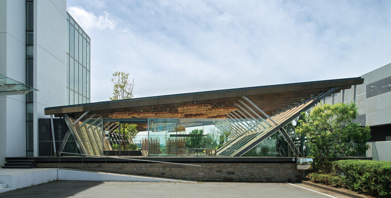 事務棟と実験棟の連絡通路も兼ねるイノベーションテラス