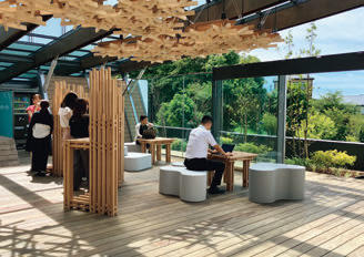 左手の家具は、「モバイルインフィル®」でも使用した木架構によるオブジェを移設・改変したもの