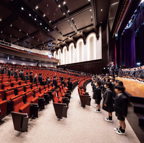 天然木と左官の壁で印象強く設えた講堂