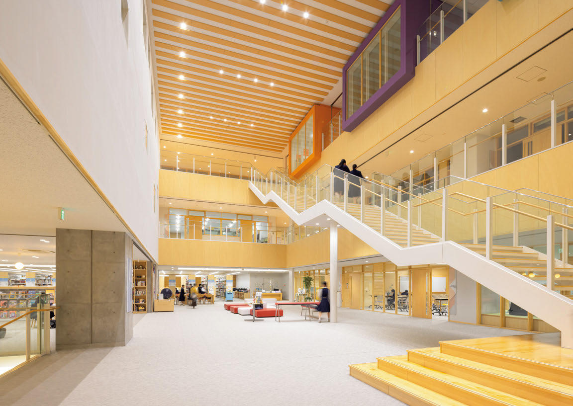 3層吹抜け空間と大階段