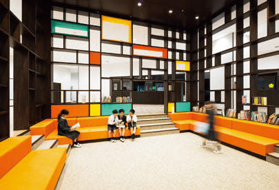 読書をそっと後押しする、本棚で囲まれたDEN