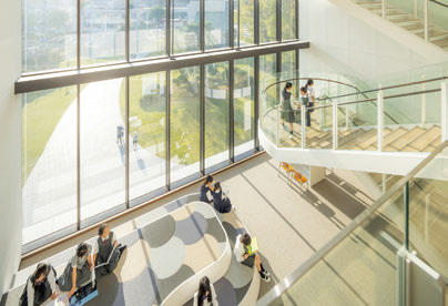 多目的に利用できる吹抜けのオープンスペース