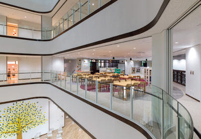 3層吹抜け空間に面した、選択性の高い学習スペース