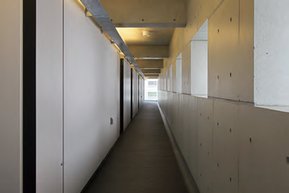 擁壁（右側）と一体化した共用廊下