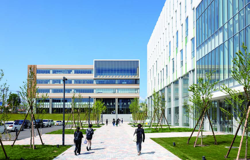 社会科学・心理学系の大学（右）と、看護・医療系の専門学校（左）を垣根なくつなぐキャンパス・プロムナード