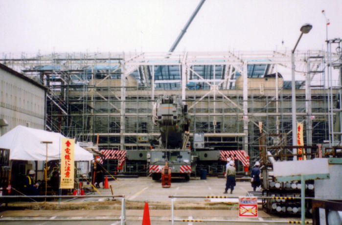 既存建物を覆う形にフレームを新設