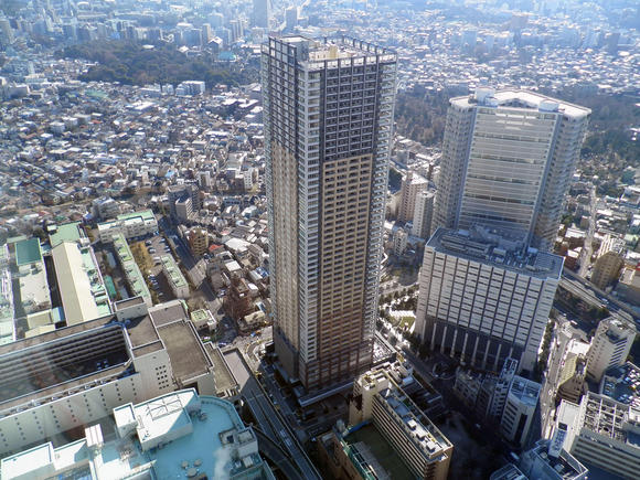 左側の建物が「OWL TOWER」です